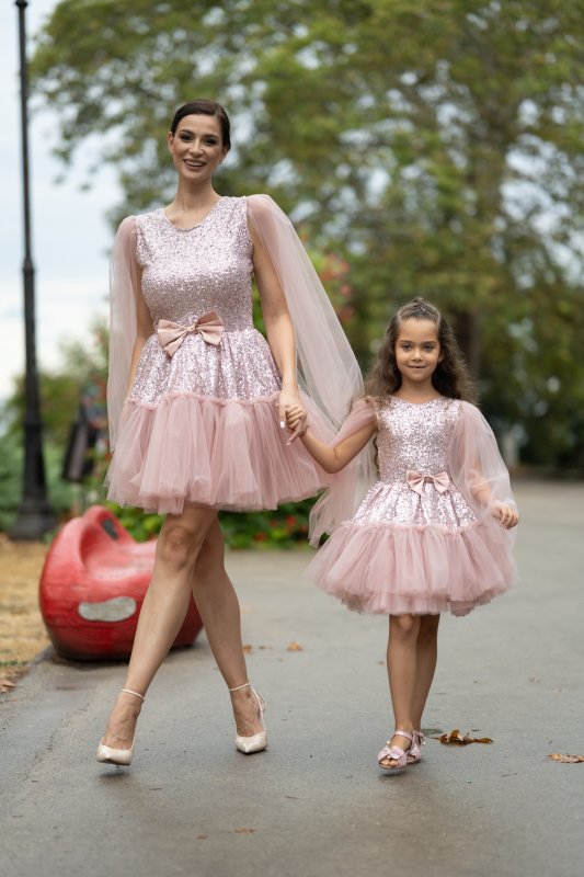 Комплект рокли за майка и дъщеря – пудра розово с пайети и тюл