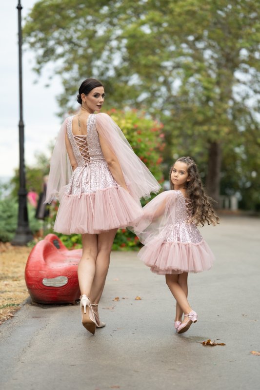 Комплект рокли за майка и дъщеря – пудра розово с пайети и тюл