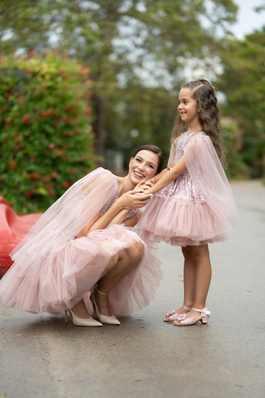 Комплект рокли за майка и дъщеря – пудра розово с пайети и тюл