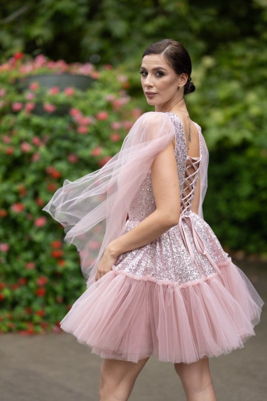 Дамска рокля – пудра розово с пайети и тюл