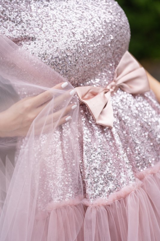 Дамска рокля – пудра розово с пайети и тюл