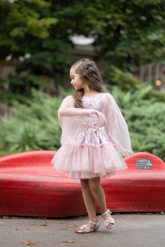 Детска рокля – пудра розово с пайети и тюл