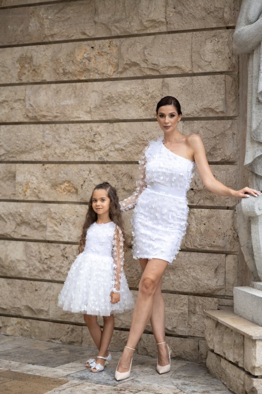 Комплект рокли за майка и дъщеря в бяло с 3D цветчета и перца