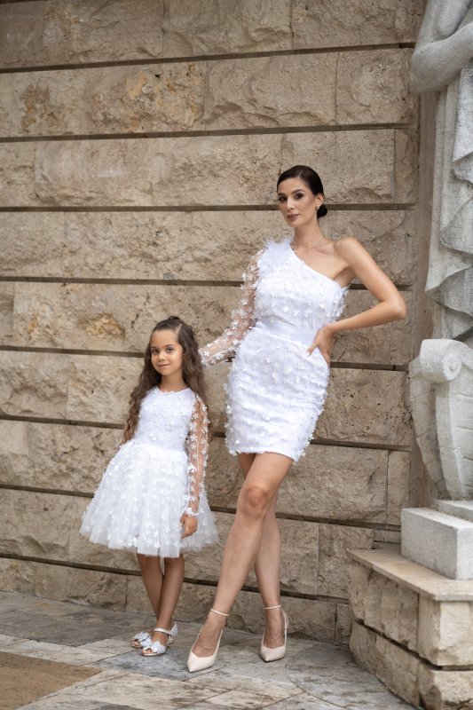 Комплект рокли за майка и дъщеря в бяло с 3D цветчета и перца