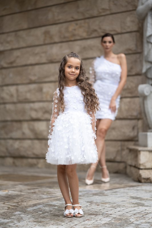 Детска рокля в бяло с 3D цветчета и перца