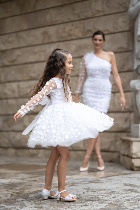 Детска рокля в бяло с 3D цветчета и перца