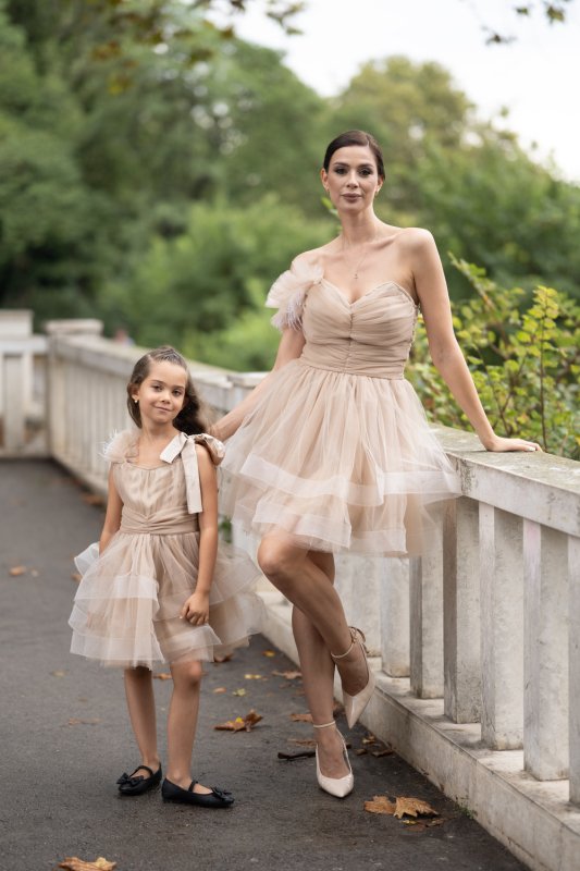 Комплект рокли за майка и дъщеря от бежов тюл с перца