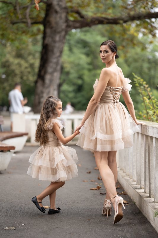 Комплект рокли за майка и дъщеря от бежов тюл с перца