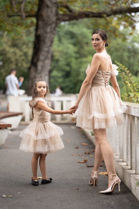 Комплект рокли за майка и дъщеря от бежов тюл с перца