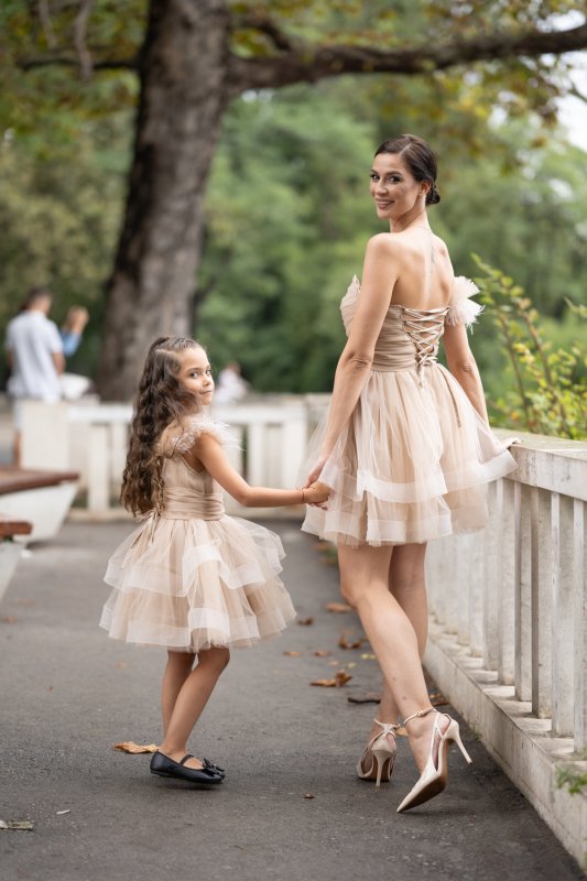 Комплект рокли за майка и дъщеря от бежов тюл с перца