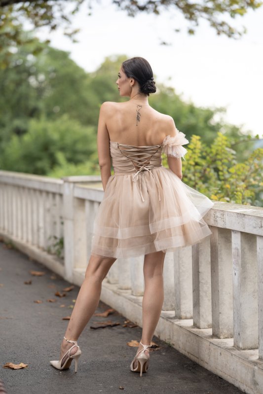 Дамска рокля от бежов тюл с перца