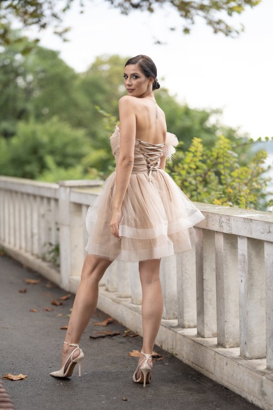 Дамска рокля от бежов тюл с перца