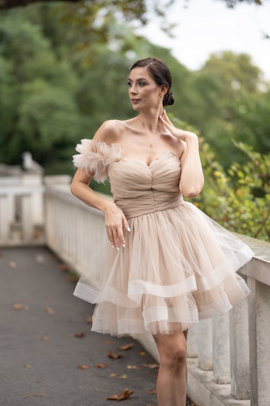 Дамска рокля от бежов тюл с перца