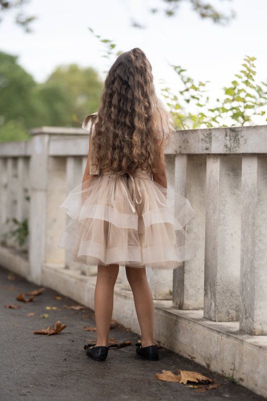 Детска рокля от бежов тюл с перца