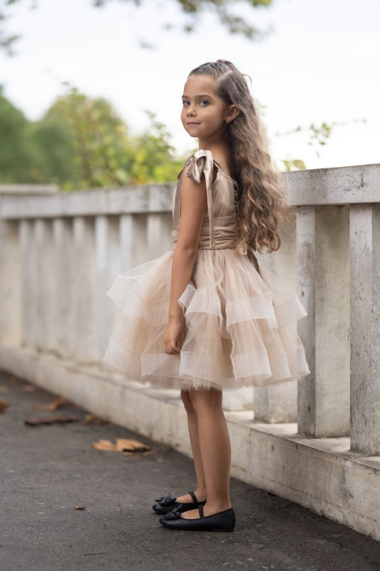 Детска рокля от бежов тюл с перца