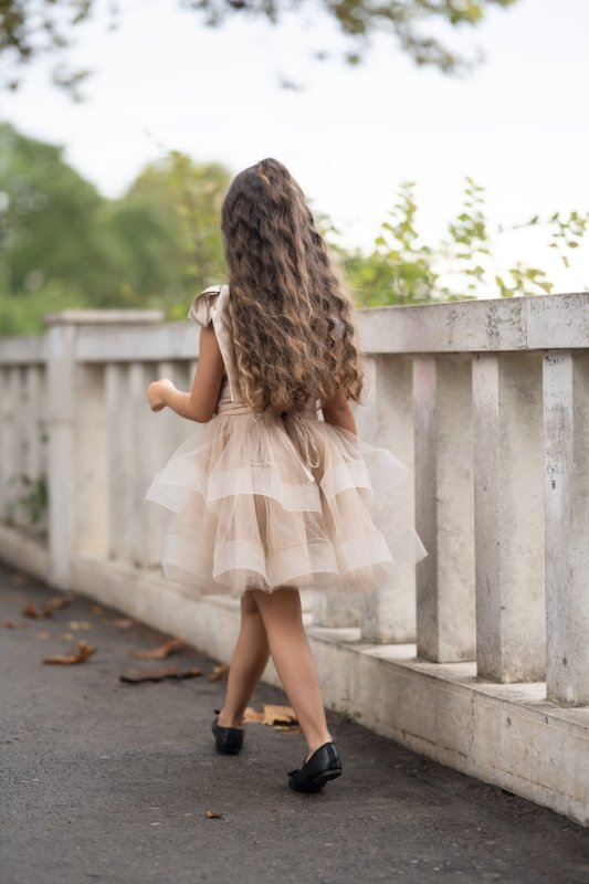 Детска рокля от бежов тюл с перца