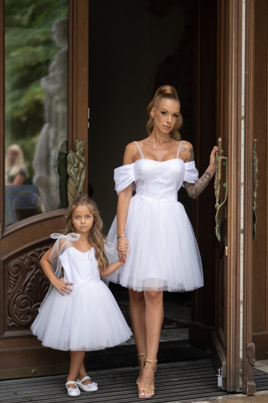 Комплект рокли за майка и дъщеря от бял тюл с брокат