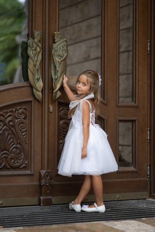 Детска рокля от бял тюл с брокат