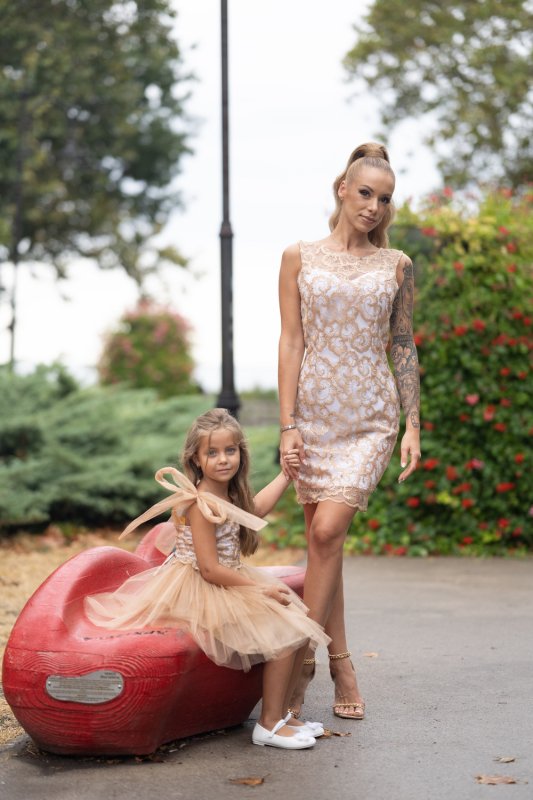 Комплект рокли за майка и дъщеря от златна дантела и бежов тюл