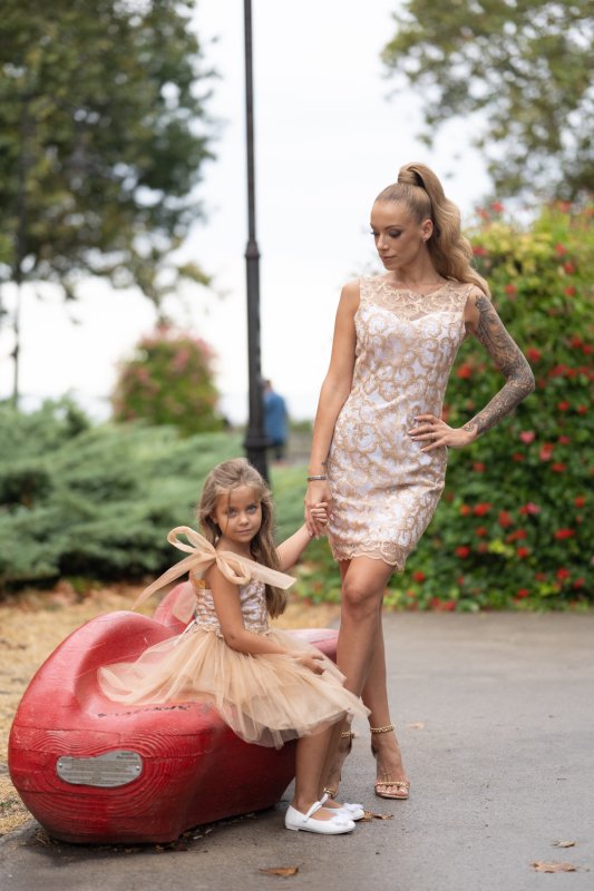 Комплект рокли за майка и дъщеря от златна дантела и бежов тюл