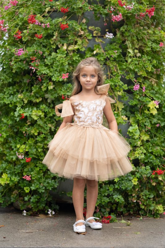 Детска рокля от златна дантела и бежов тюл