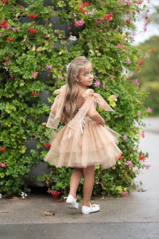 Детска рокля от златна дантела и бежов тюл