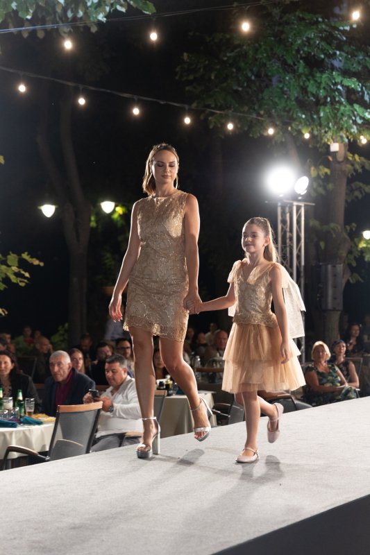 Детска рокля от златна дантела и бежов тюл