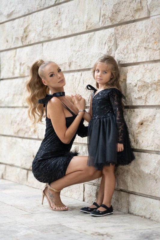 Комплект рокли за майка и дъщеря от черна дантела с пера