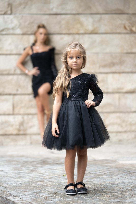 Комплект рокли за майка и дъщеря от черна дантела с пера