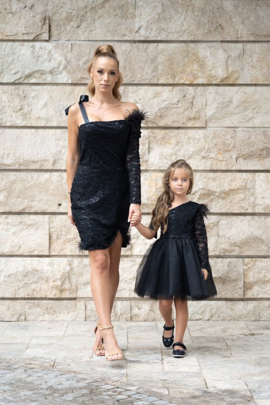 Комплект рокли за майка и дъщеря от черна дантела с пера