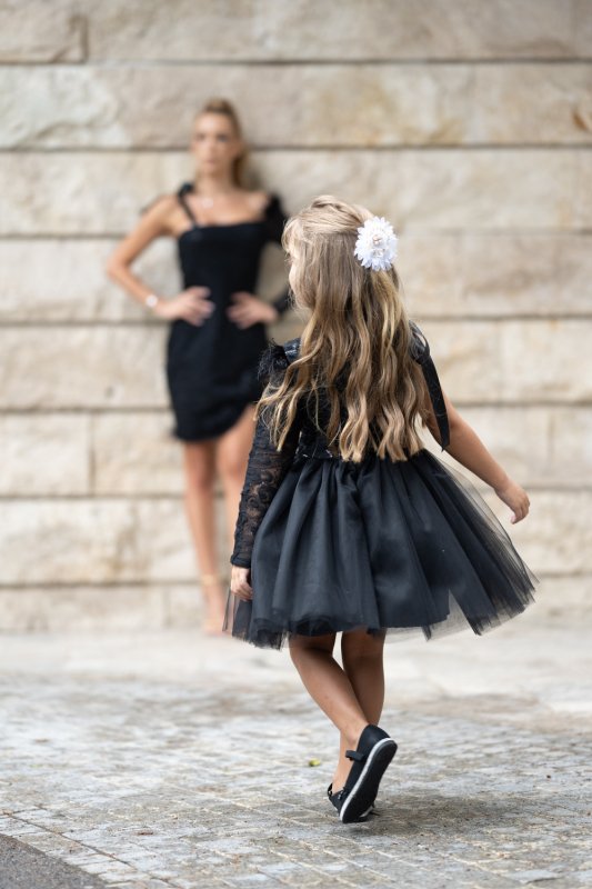 Комплект рокли за майка и дъщеря от черна дантела с пера