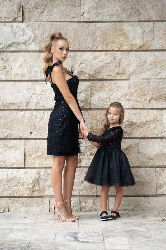 Комплект рокли за майка и дъщеря от черна дантела с пера