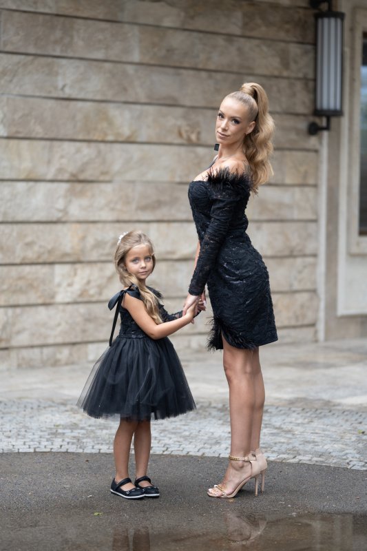 Комплект рокли за майка и дъщеря от черна дантела с пера