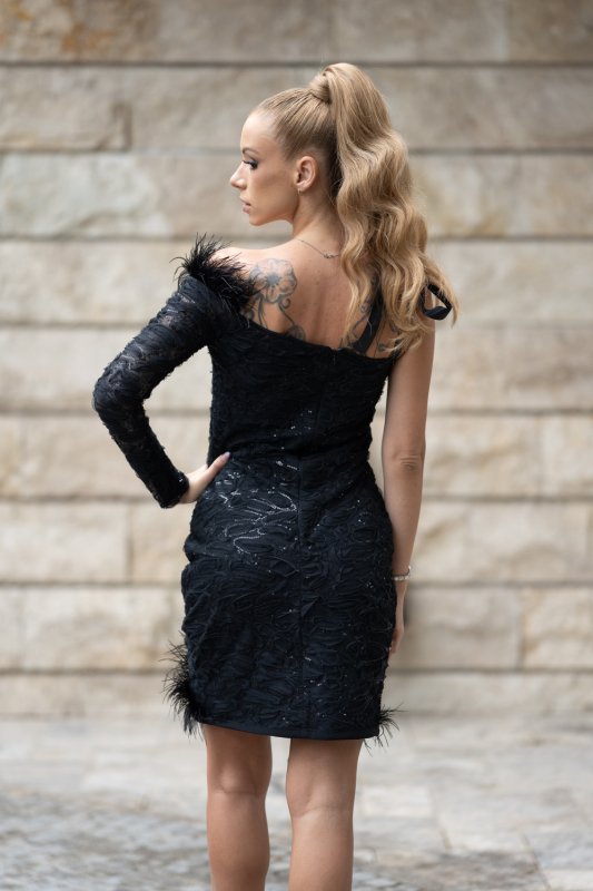 Дамска рокля от черна дантела с пера