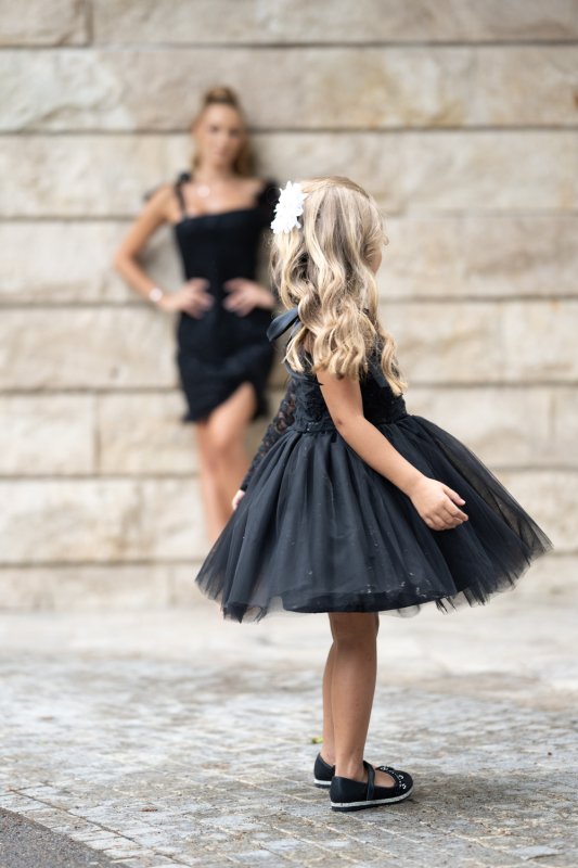 Детска рокля от черна дантела с пера