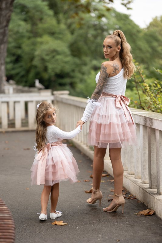 Комплект рокли за майка и дъщеря с тюл в бяло и розово на волани