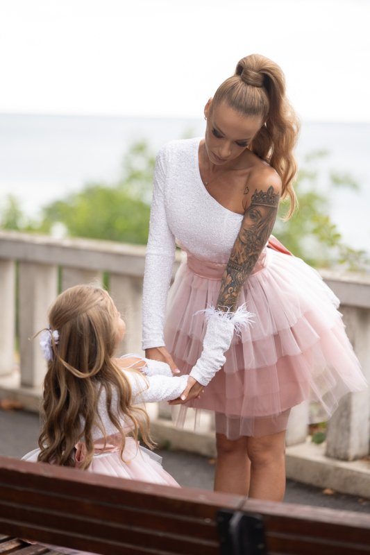 Комплект рокли за майка и дъщеря с тюл в бяло и розово на волани