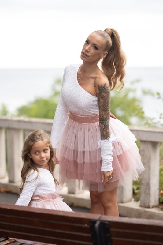 Комплект рокли за майка и дъщеря с тюл в бяло и розово на волани