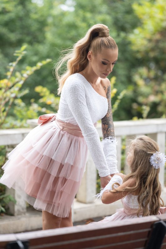 Комплект рокли за майка и дъщеря с тюл в бяло и розово на волани