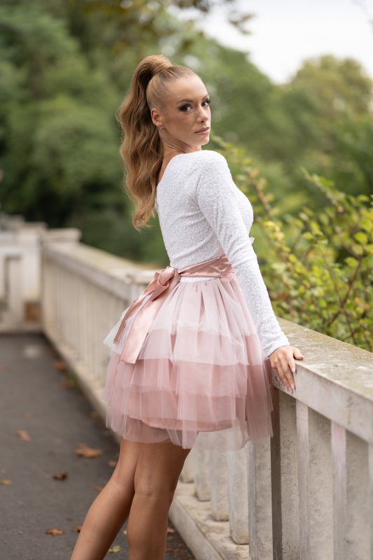 Дамска рокля с тюл в бяло и розово на волани