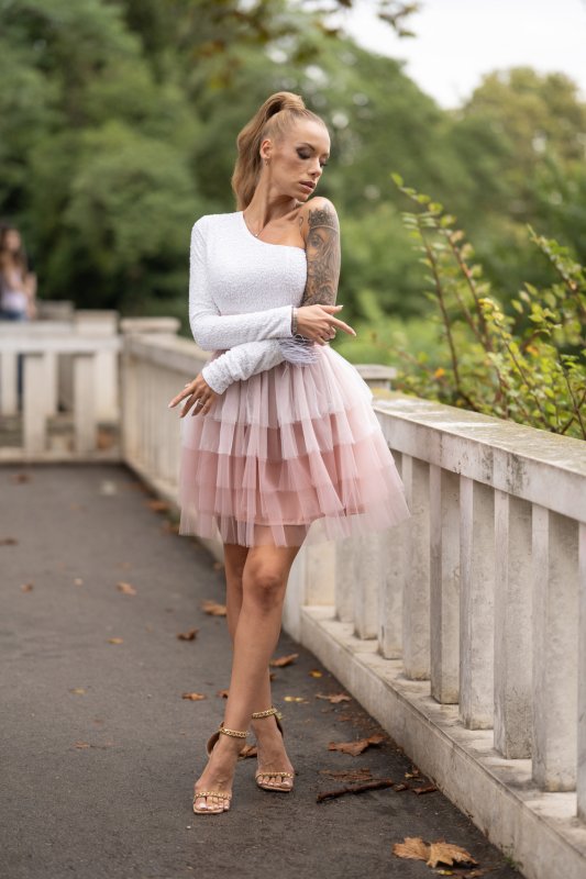 Дамска рокля с тюл в бяло и розово на волани