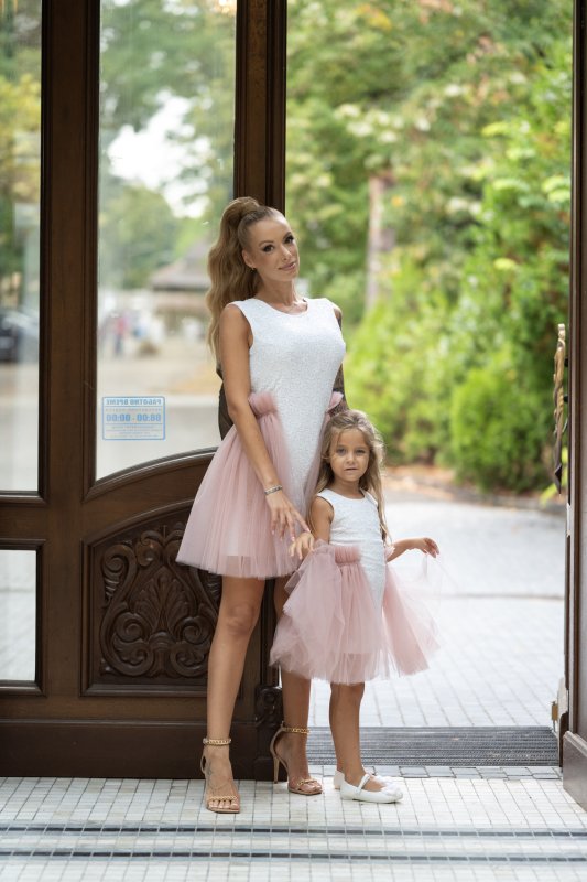 Комплект рокли за майка и дъщеря от бели пайети с подвижна тюлена пола