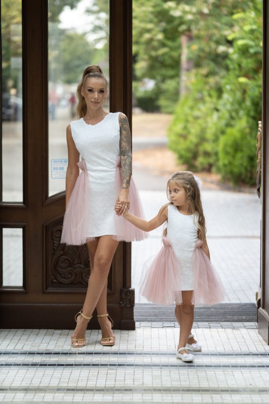 Комплект рокли за майка и дъщеря от бели пайети с подвижна тюлена пола