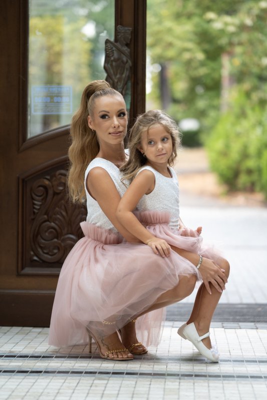 Комплект рокли за майка и дъщеря от бели пайети с подвижна тюлена пола