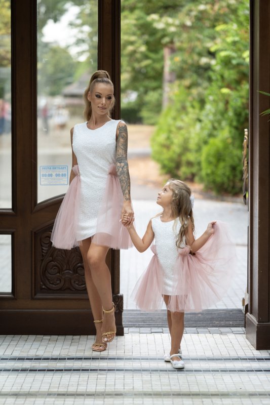 Комплект рокли за майка и дъщеря от бели пайети с подвижна тюлена пола