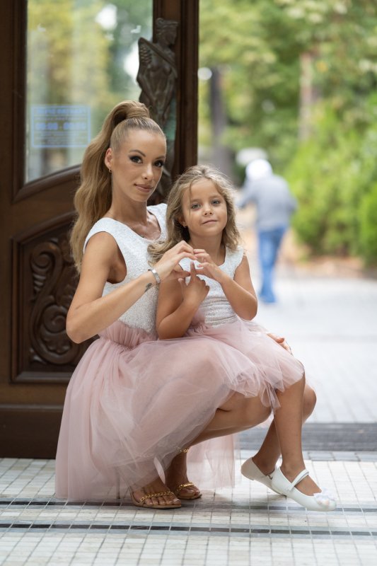 Комплект рокли за майка и дъщеря от бели пайети с подвижна тюлена пола