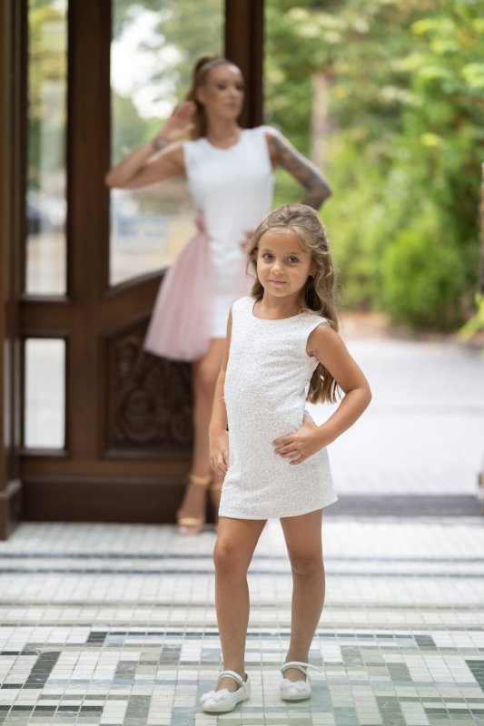 Детска рокля от бели пайети с подвижна тюлена пола
