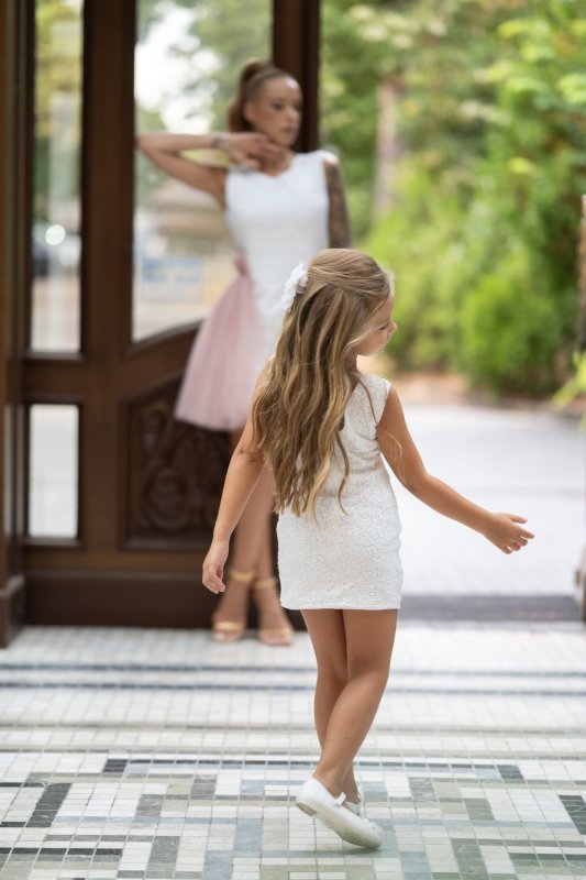 Детска рокля от бели пайети с подвижна тюлена пола