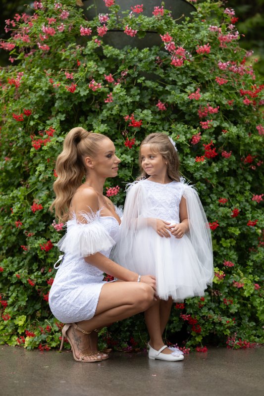 Комплект рокли за майка и дъщеря от бяла дантела с пера и тюл