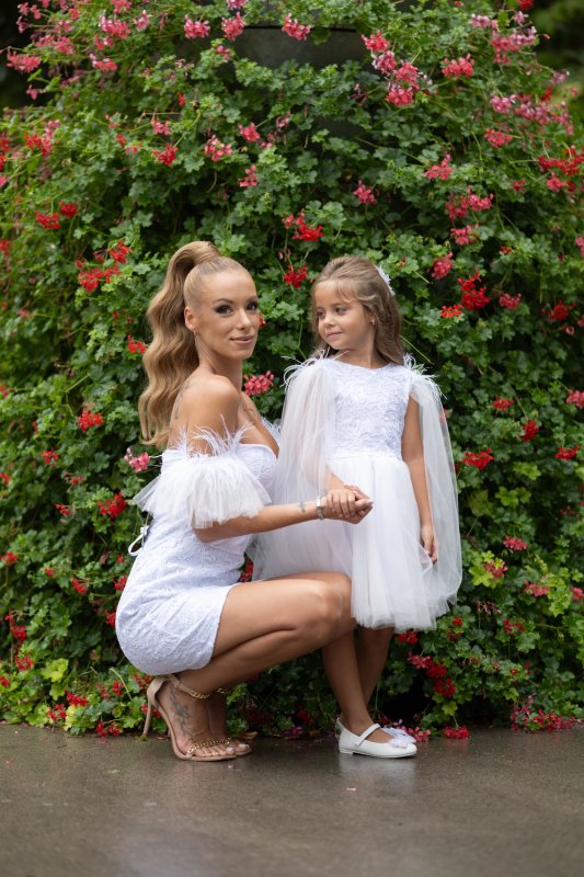 Комплект рокли за майка и дъщеря от бяла дантела с пера и тюл